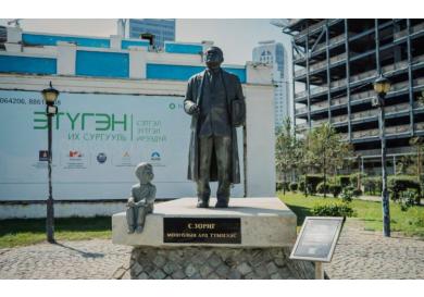 С.Зоригийн хөшөөний дэргэд байрлуулсан хүүхдийн баримлыг зайлуулна