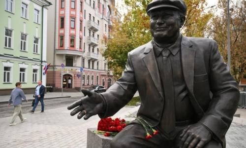 Юрий Лужковт хөшөө босгожээ