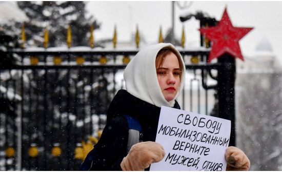ОХУ: Эсэргүүцлийн жагсаал сурвалжилж байсан 20 орчим сэтгүүлчийг саатуулжээ