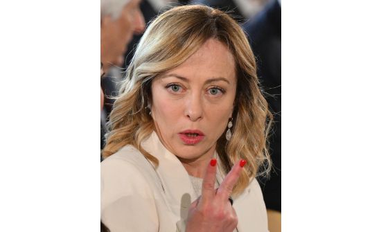 Италийн ерөнхий сайд өөрийг нь “элдэвлэсэн” хоёр иргэнийг шүүхэд өгчээ