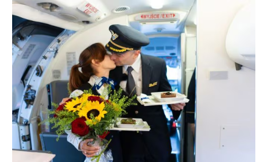 Онгоцны ахмад нислэгийн үеэр үйлчлэгч бүсгүйд гэрлэх санал тавьжээ