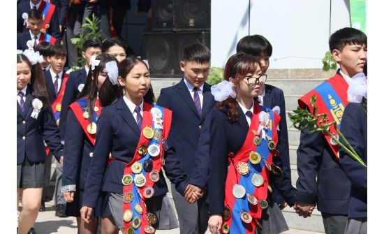Монголын орон нутаг дахь хамгийн том сургуулийн сурагчид хонхны баяраа тэмдэглэв