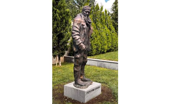 Тбилиси: Үхлийг зоригтой угтаж алдаршсан украин цэрэгт хөшөө босгожээ