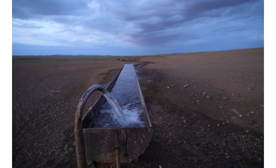 Өмнөговь: Байгалийн даралтат усыг тариаланд ашиглана