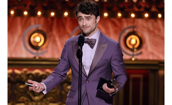 Жүжигчин Даниел Рэдклифф анх удаа “Tony Awards” наадмаас шагнал хүртэв
