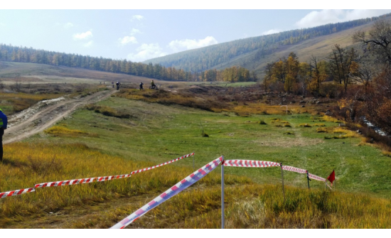 Хурдан морины уралдааны замаар дугуйчид давхина