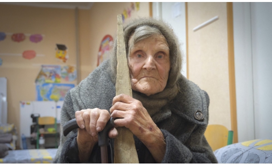 Оросын довтолгооноос зугатаж амьд гарсан 98 настай украин эмээд банкны захирал байр бэлэглэнэ