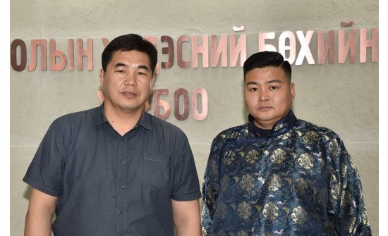 Наадамд түрүүлсэн бөхөд нүүрсний компанийн захирал 10 мянган доллар өгнө