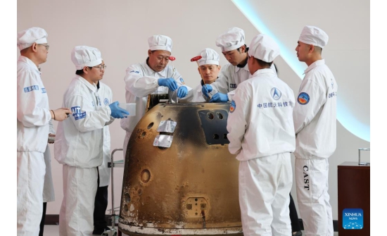 “Chang'e 6” аппаратын капсулыг онгойлгож цуглуулсан дээжийг нь гаргаж авлаа