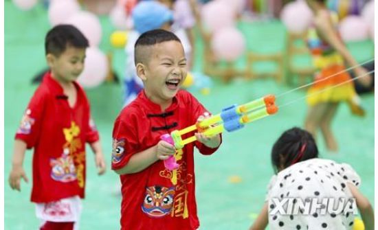 Хятад: Бага сургуулийн хүүхдүүдэд хувиараа сургалт явуулахыг хориглоно