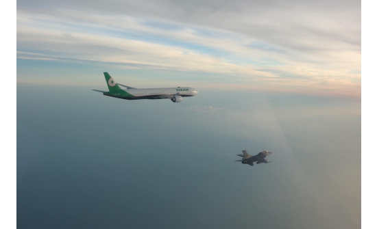 Олимпоос медаль авсан тамирчдаа Тайвань улс F-16 сөнөөгч онгоцоор угтжээ