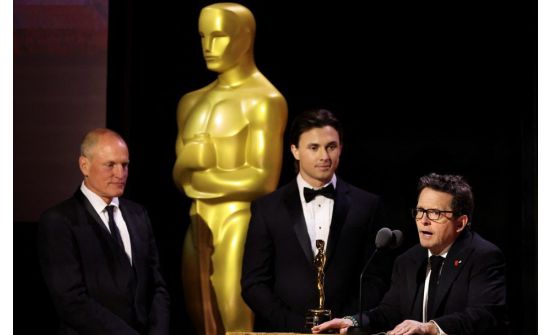 Алдарт жүжигчин Майкл Фокс Оскарын хүндэт шагнал хүртэв