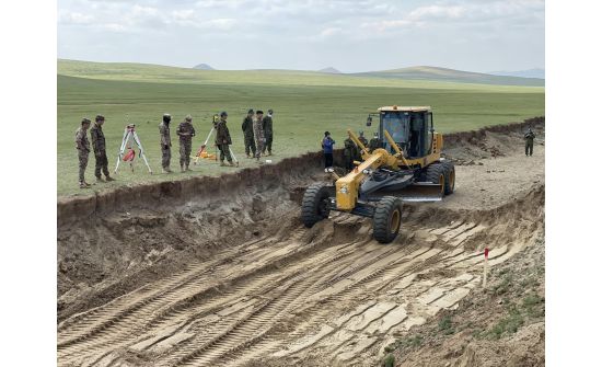 Монгол, Японы цэргийн инженерүүд сайжруулсан шороон зам барина