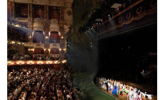 Лондон: "Spirited Away" хүүхэлдэйн киногоор жүжиг хийж “Coliseum” театрт тоглож байна