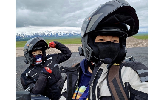 Монголын мотоциклтой эмэгтэй аялагчид Узбекистаны хил дээр иржээ