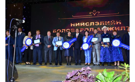 Боловсролын салбарт гэр бүлээрээ ажилладаг 18 хүнд орон сууцны батламж гардуулжээ