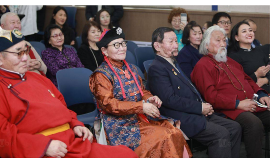 Асашёорюү Д.Дагвадоржийн ээж Х.Пүрэвбадам ном бичжээ