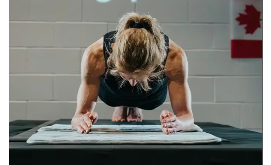 58 настай эмэгтэй plank position дасгалын дээд амжилт тогтоов