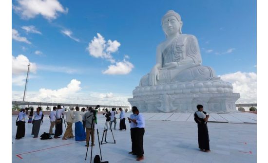 Мьянмарт гантиг чулуугаар дэлхийн хамгийн том Будда бурхны хөшөө босгожээ