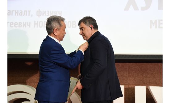Физикийн салбарын Нобелийн шагналтныг "Хубилай хаан" медалиар шагнав