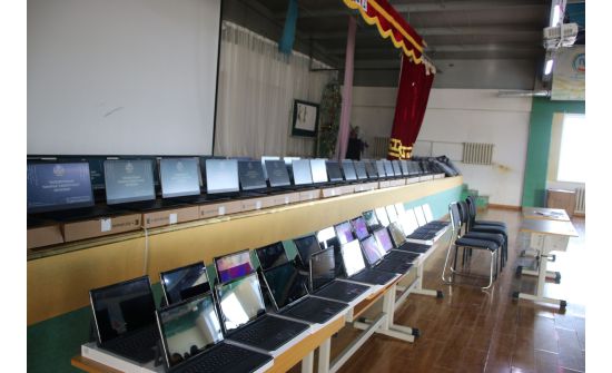 Говь-Алтай аймгийн багш сурагчид зөөврийн компьютер, таблеттай болов