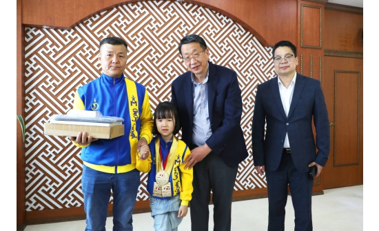 ДАШТ-ээс 3 алтан медаль хүртсэн шатарчин охинг Боловсролын сайд хүлээн авч уулзав