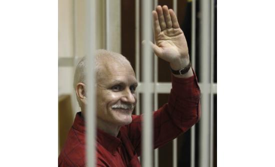 Алесь Беляцкий: Нобелийн шагнал намайг шоронгийн хүчирхийллээс хамгаалсан