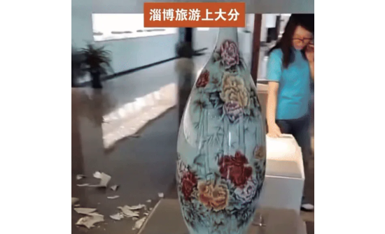 Хятад: Музей үзэж байгаад үнэтэй ваар хагалсан хүүхэд ямар хариуцлага хүлээв?