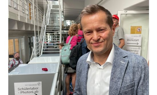 Нобелийн шагналтан оргилуун дарс тулгаж баяраа тэмдэглэнэ