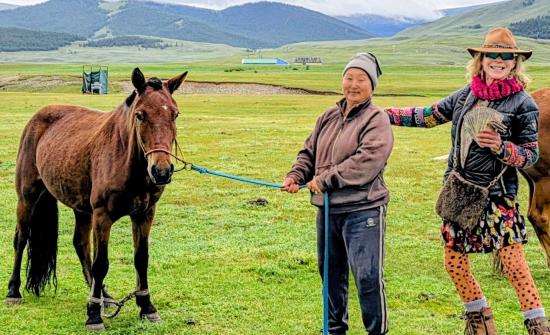 Монголоор аялж буй америк эмэгтэй худалдаж авсан морио Одиссэй хэмээн нэрлэжээ