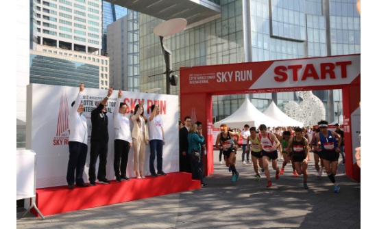 Өмнөд Солонгосын “Lotte Tower” барилгын шатаар өгсөж уралдах марафон тэмцээн болов