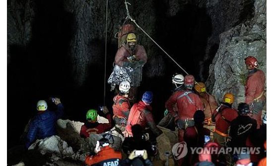 Агуйн гүнд гацаад байсан судлаачийг ес хоногийн дараа аварлаа