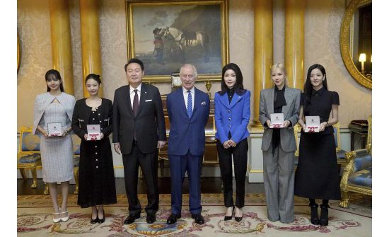 “Blackpink” хамтлаг Их Британийн эзэнт гүрний хүндэт шагнал хүртлээ