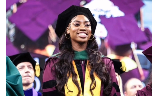 АНУ: 17 настай хар арьст бүсгүй хамгийн залуу доктор болов