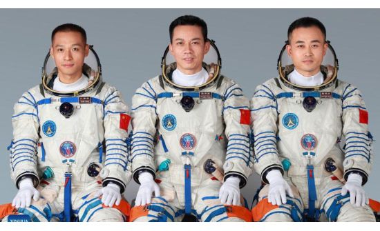 Хятад: Хамгийн залуу бүрэлдэхүүнтэй “Shenzhou-17” хөлгийн багийнхан сансарт хөөрлөө