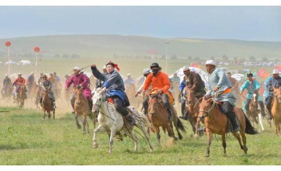 Өвөр Монголын наадмыг 100 мянган хүн үзэв