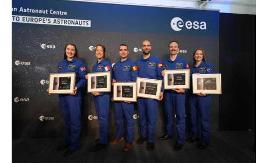 Австралийн анхны сансрын нисгэгч сургалтаа амжилттай дүүргэлээ