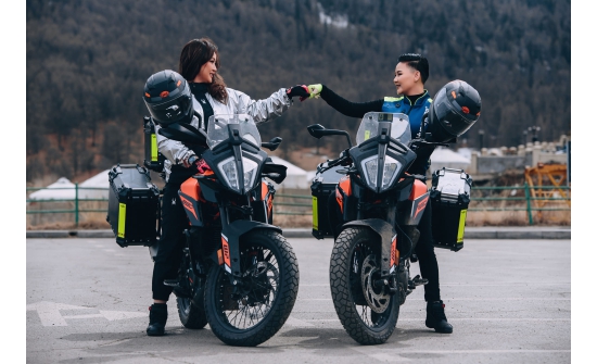 Монголын эмэгтэй мотоциклчид Торгоны зам дагуу 30 мянган км аялна