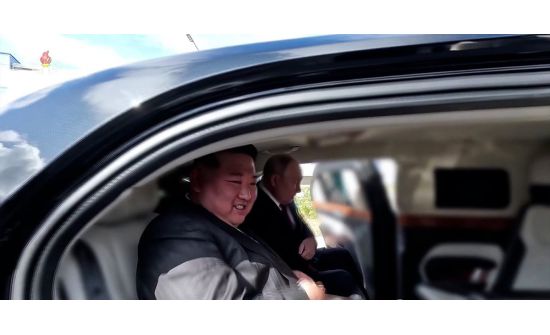 Владимир Путин Хойд Солонгосын удирдагчид автомашин бэлэглэв