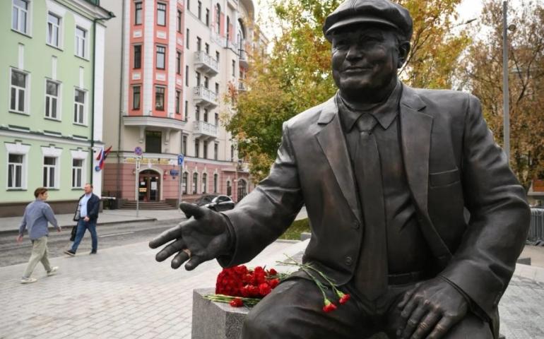 Юрий Лужковт хөшөө босгожээ