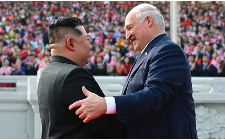 Александр Лукашенко Хойд Солонгосын удирдагчид автомат буу бэлэглэжээ Александр Лукашенко Хойд Солонгосын удирдагчид автомат буу бэлэглэжээ