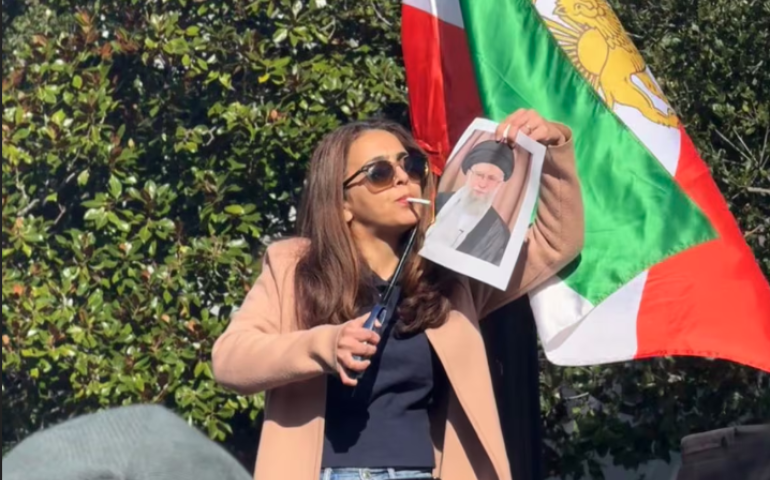 Иран эмэгтэй удирдагчийнхаа зургийг шатааж, тамхи татаж эсэргүүцлээ илэрхийлэв