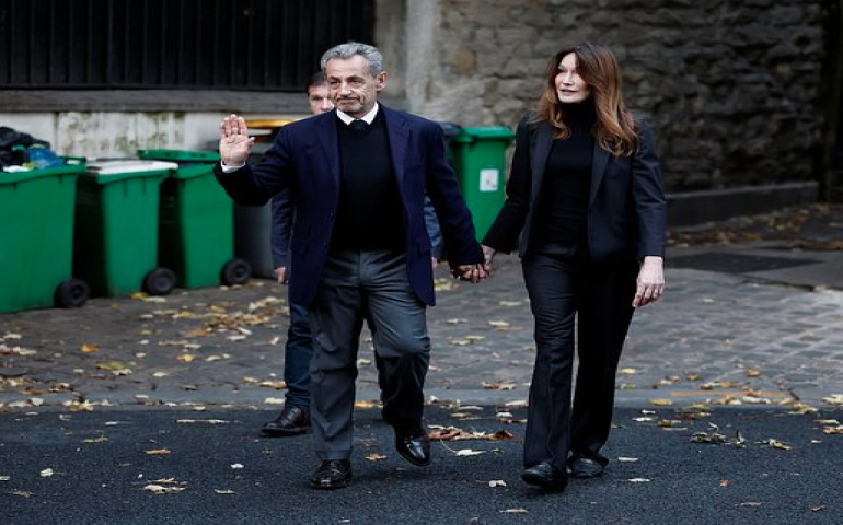 Шұлықтағы сексуалды киска Трусики киген арық