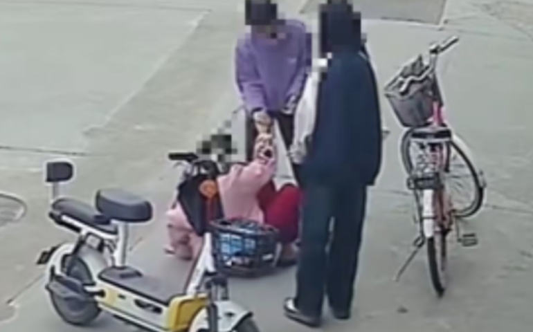 Хятад: Хүнд тусалсныхаа төлөө шүүхэд дуудагдсан охидын хэргийг хэрэгсэхгүй болгожээ